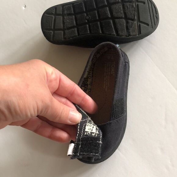 Toms black Velcro closure toddler play sneakers size 6 - Picture 6 of 7